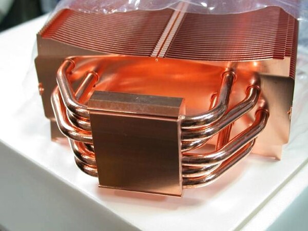 ASCII.jp：全銅製で1.8kg！ 限定生産のCPUクーラー「TRUE Copper」！