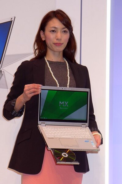 ASCII.jp：世界最軽量でぐるっと回転、新レッツノート MX3発表