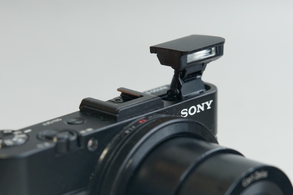 ASCII.jp：「DSC-RX100M2」の初心者向け機能を詳しくチェック (1/4)