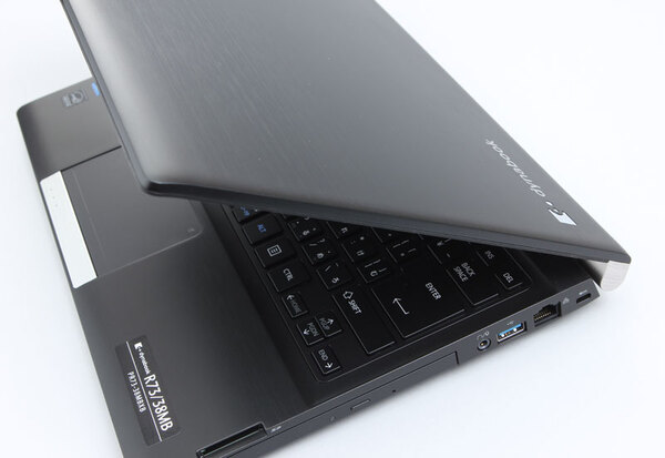 ASCII.jp：「dynabook R73」はCore i7＆フルHDかつ無骨なデザインで
