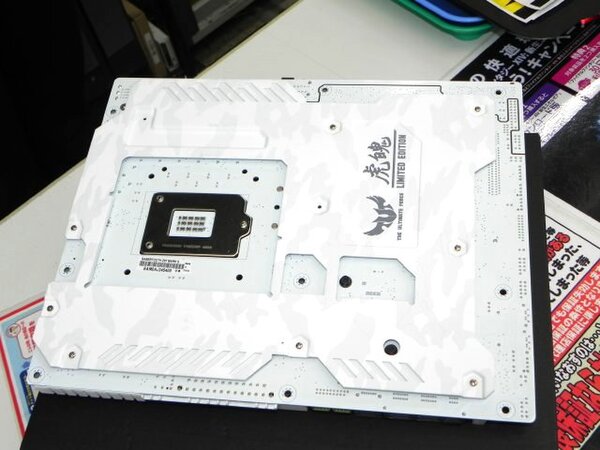 ASCII.jp：白迷彩の限定マザー「SABERTOOTH Z97 MARK S」がASUSから