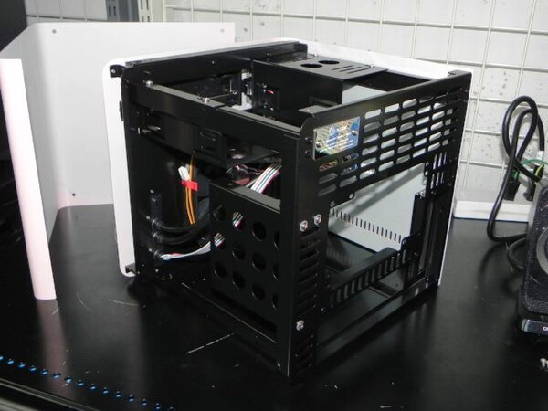 ASCII.jp：ピンクやグリーンもあるアビー製のキューブケースが発売開始