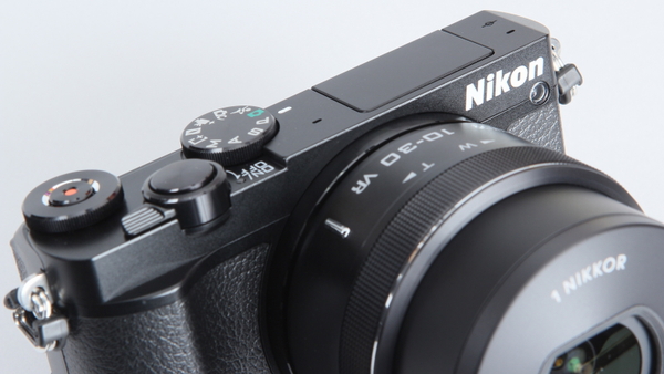 ASCII.jp：コンパクトながら多機能なミラーレス機「Nikon 1 J5」を徹底