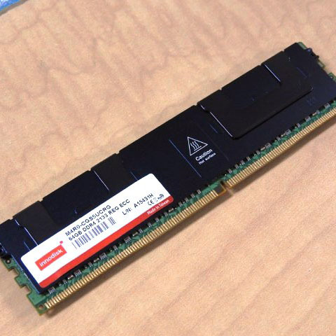 ASCII.jp：1枚で64GBを実現したDDR4メモリー 価格は約13万円！