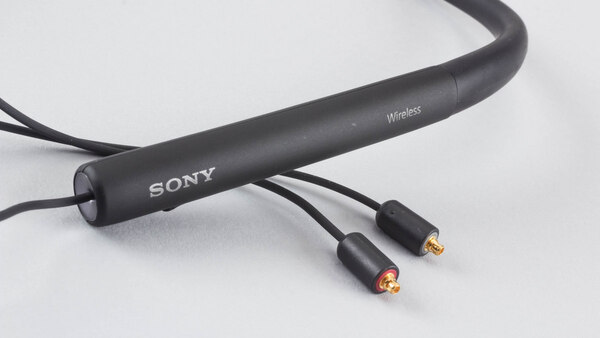ASCII.jp：イヤフォンをワイヤレス化するソニーレシーバーは音が劣化
