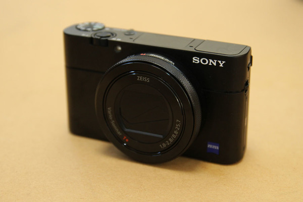 ASCII.jp：海で使えるソニー最強コンデジ、RX100Vと純正ハウジングを