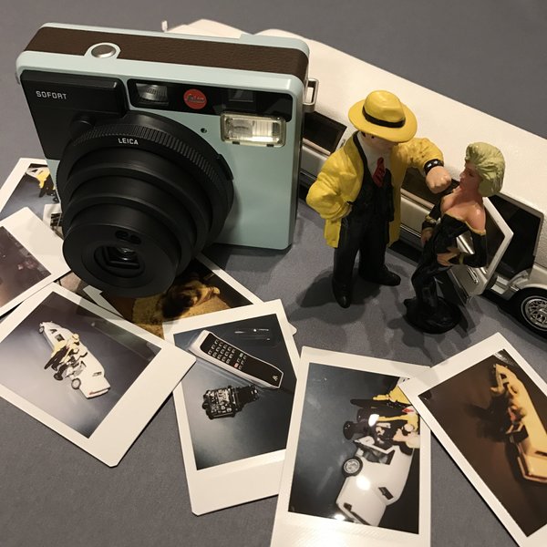 ASCII.jp：赤いエンブレムに惹かれて……ライカ版チェキ「ゾフォート」を