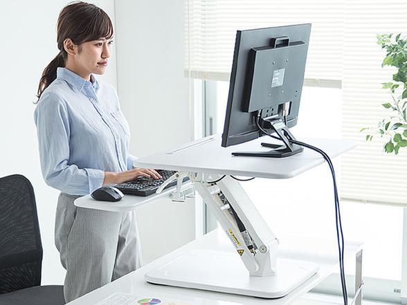 ASCII.jp：サンワサプライ、高さを無段階で調整できるスタンディングデスク