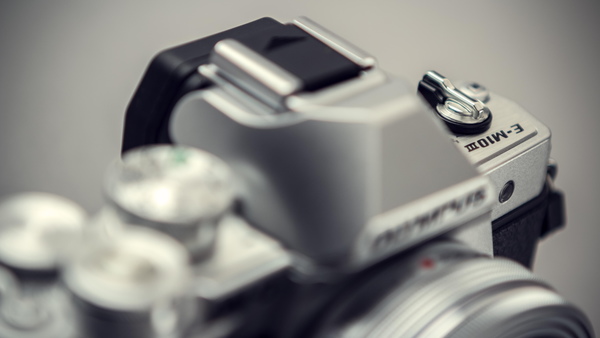 ASCII.jp：オリンパス「OM-D E-M10 Mark III」で車の光跡などの高度な