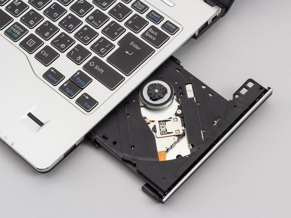 ASCII.jp：持ち運ぶ光学ドライブ付きPCなら、約1.28kgと軽量な富士通