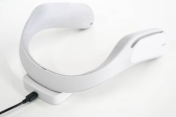 ASCII.jp：没入感が極まった肩掛けスピーカー「SRS-WS1」：Xperia周辺機器