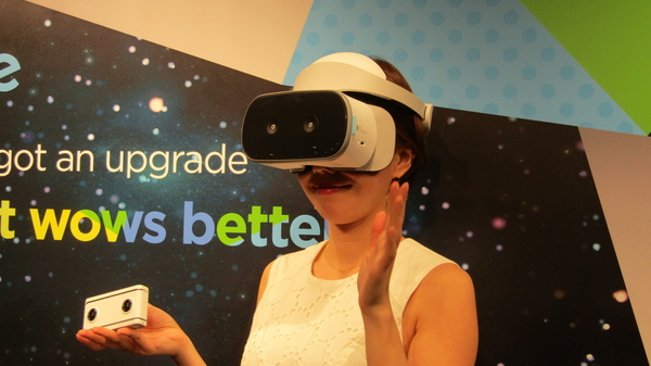 ASCII.jp：PCレスでワイヤレスが重要 自由に動けるレノボのVRヘッド