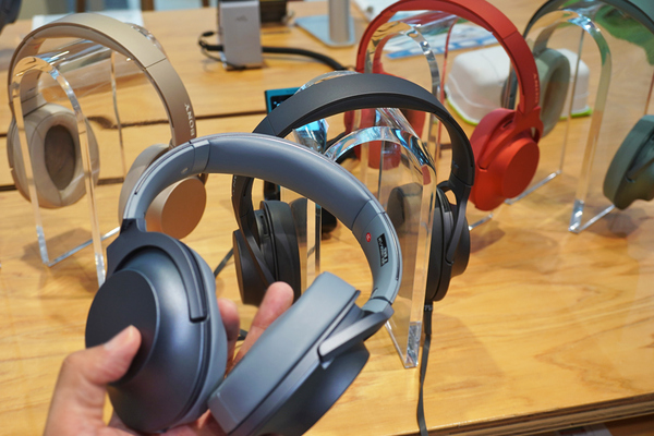 ASCII.jp：カラフルかつ高機能なノイキャンヘッドフォン「WH-H900N