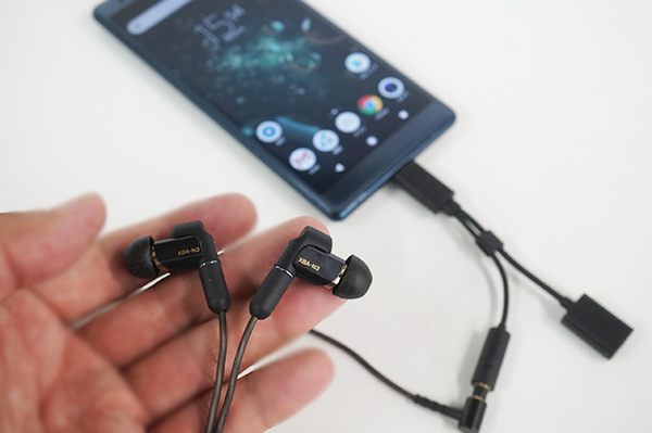 ASCII.jp：Xperia XZ2シリーズで有線イヤフォンが使える「EC270