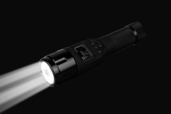 ライトを照らしながら撮影できる懐中電灯型ビデオカメラ - 週刊アスキー