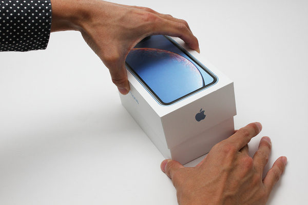 ASCII.jp：iPhone XR開封フォトレポ、鮮やかなブルーがいい感じ！