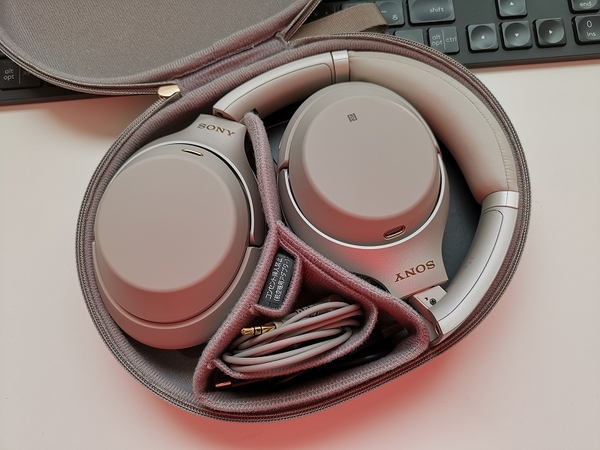 ASCII.jp：ソニーの最新ノイキャンヘッドフォン「WH-1000XM3」で終末に