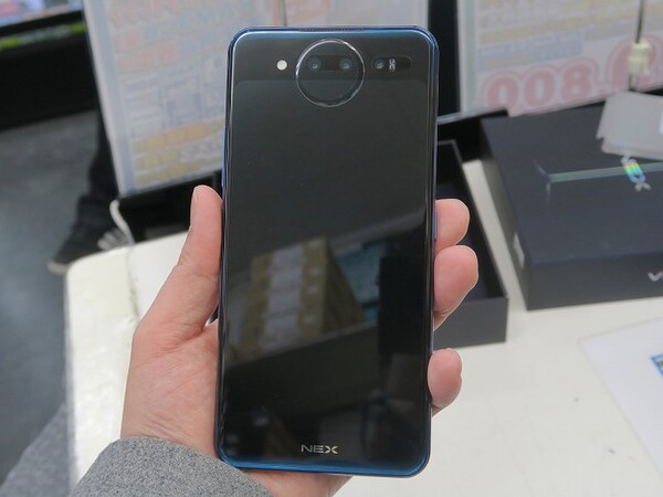 ASCII.jp：両面ディスプレー搭載スマホ「NEX Dual Display」が日本上陸！