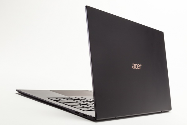 ASCII.jp：14型液晶で薄さ9.95mm＆軽さ890gのモバイルPC、新型「Swift