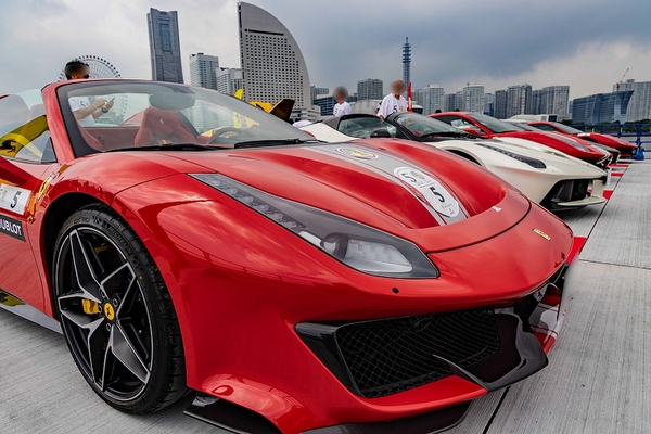 ASCII.jp：横浜に100台のフェラーリが集合！ 超レアモデルから懐かしの