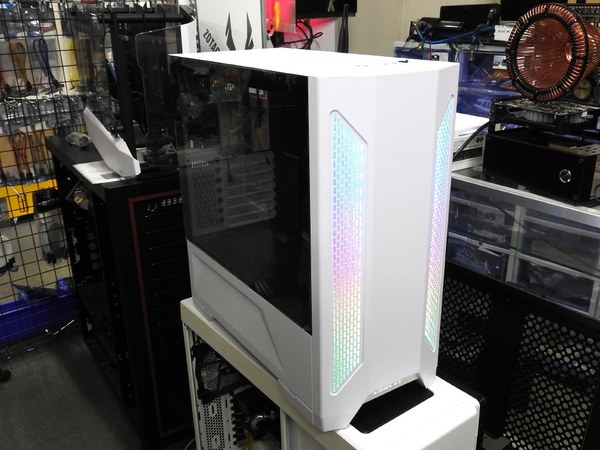 ASCII.jp：両サイドのチャンバーカバーも開くRGB LED仕様のPCケース