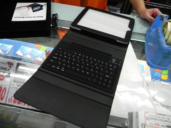 ASCII.jp：まるでノートPC！ 「iPad」用キーボード付きケースが近日登場