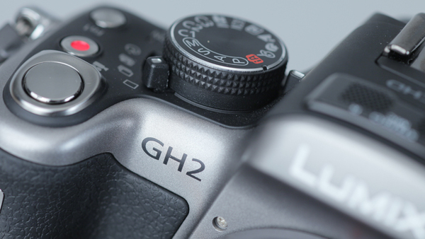 ASCII.jp：タッチ液晶＆高速AFが魅力！ ミラーレス一眼「LUMIX GH2」 (1/3)