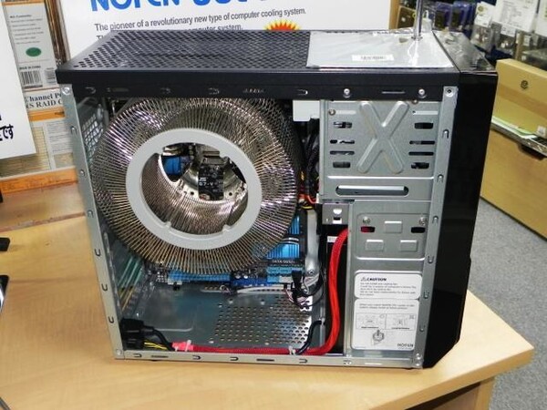 ASCII.jp：巨大CPUクーラーと電源内蔵の完全ファンレスPCケース