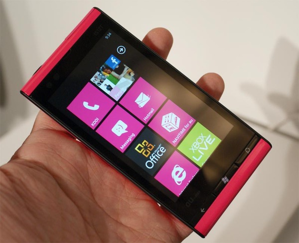 ASCII.jp：やっぱり来た！ 国内初のWindows Phone 7端末はau＆東芝