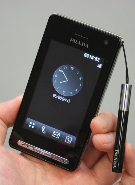 ASCII.jp：ドコモ、LG製のプラダスマホを2012年1月に発売