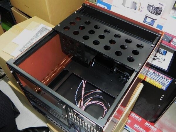 ASCII.jp：フロントがオールメッシュのアビー製キューブ型ケースが販売中