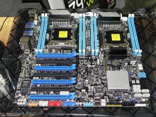 ASCII.jp：デュアルLGA 2011仕様のハイエンドマザーがASUSから発売