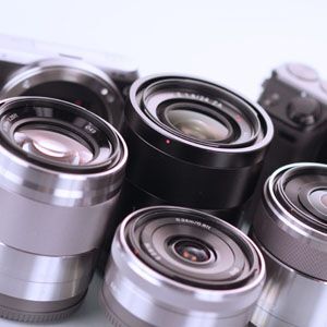 ASCII.jp：ミラーレス機でこそカッコよく撮る！ 単焦点レンズのススメ