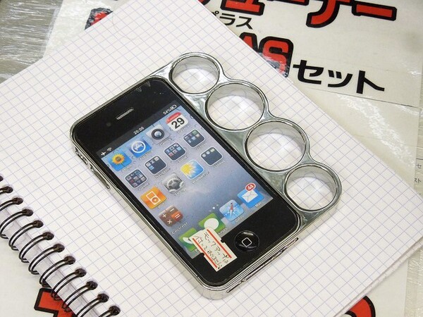 ASCII.jp：インパクト絶大！ メリケンサックみたいなiPhoneケース