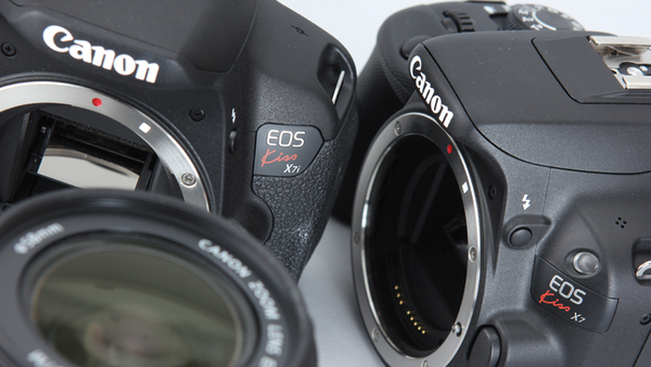 ASCII.jp：最小一眼レフ「EOS Kiss X7」と「α5○」を比べてみた (1/3)