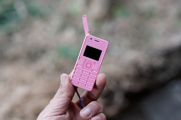 ASCII.jp：超小柄ながらも高性能な「ストラップフォン2」を使う理由 (1/2)