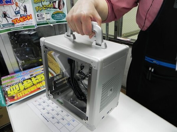 ASCII.jp：さらに小さくなった！ 取っ手付きオカモチ型のアルミPCケース