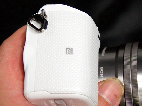 ASCII.jp：NFCでスマホと簡単につながるミラーレス一眼「NEX-5T」