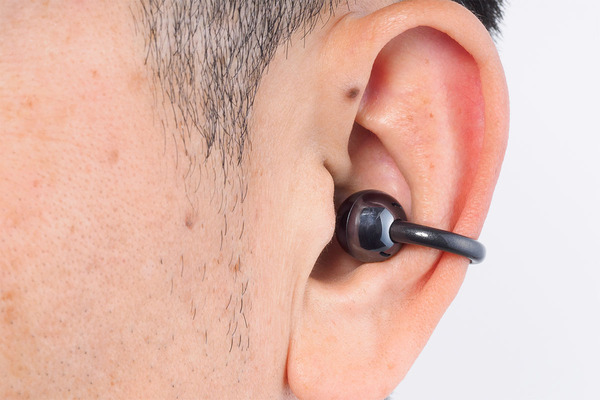 ASCII.jp：これまでにない形がスゴくて使いやすいオープン型イヤホン