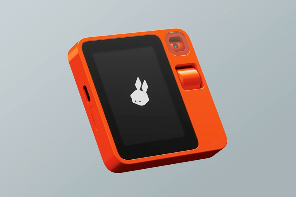 ASCII.jp：AIを活用し音声のみで操作「rabbit r1」カッコいい筐体は