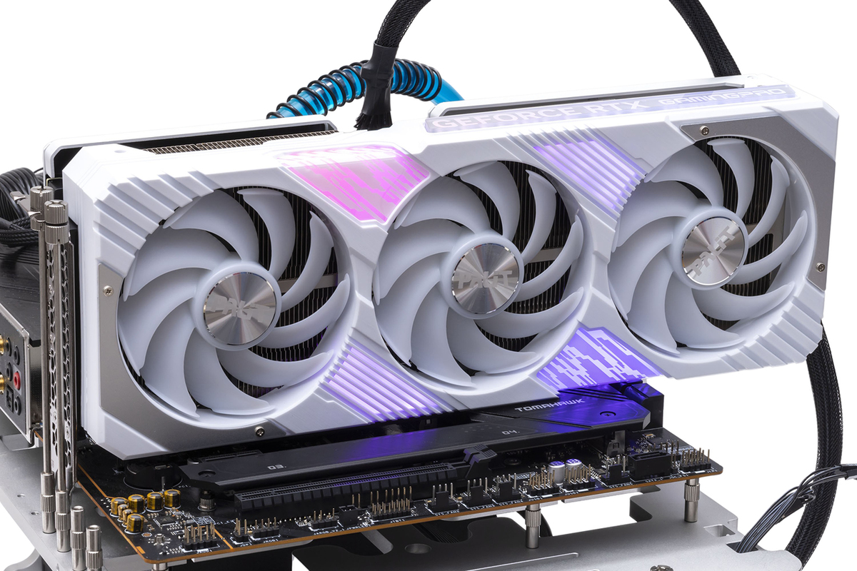 真っ白ボディとLEDを装備したPalit「GeForce RTX 4070 Ti SUPER