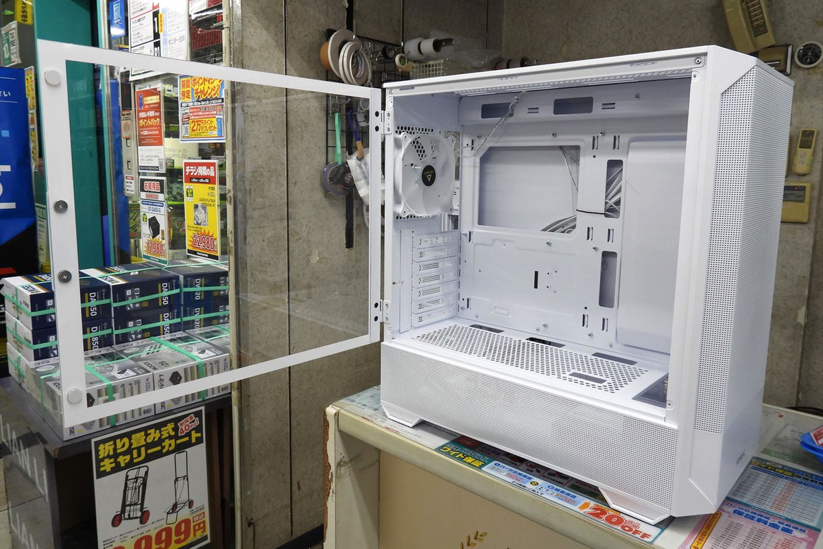 ASCII.jp：前面に160mmRGBファンを2基搭載するPCケースがAntecから