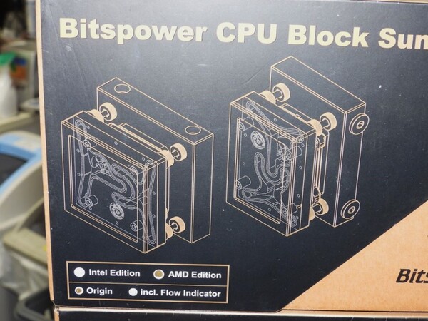 ASCII.jp：水冷用チューブまで裏配線化！ チューブと配線が見えない