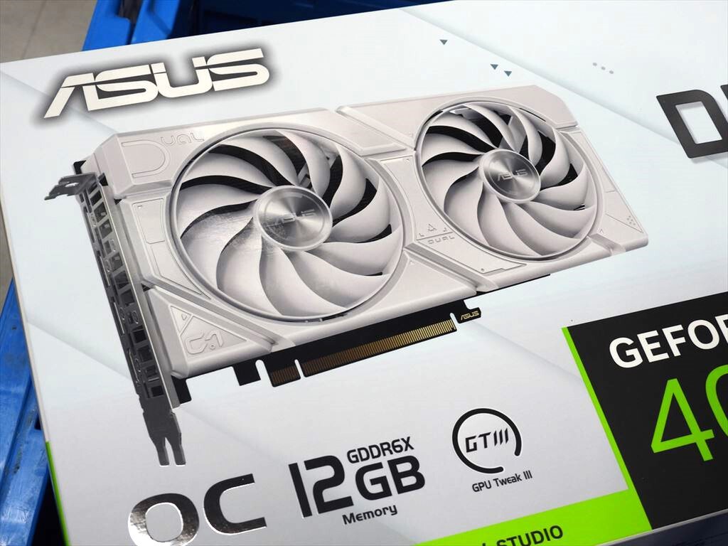 長さ227.2mmとコンパクトで白いGeForce RTX 4070 SUPERがASUSから発売