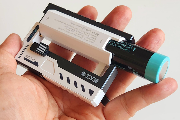 ASCII.jp：挿抜アクションがカッコいい！ モバイルバッテリー「BT-20