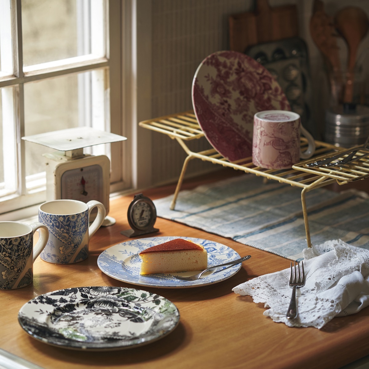 ちょっとアンティークなデザインがステキ！ 英国職人が手作りしている