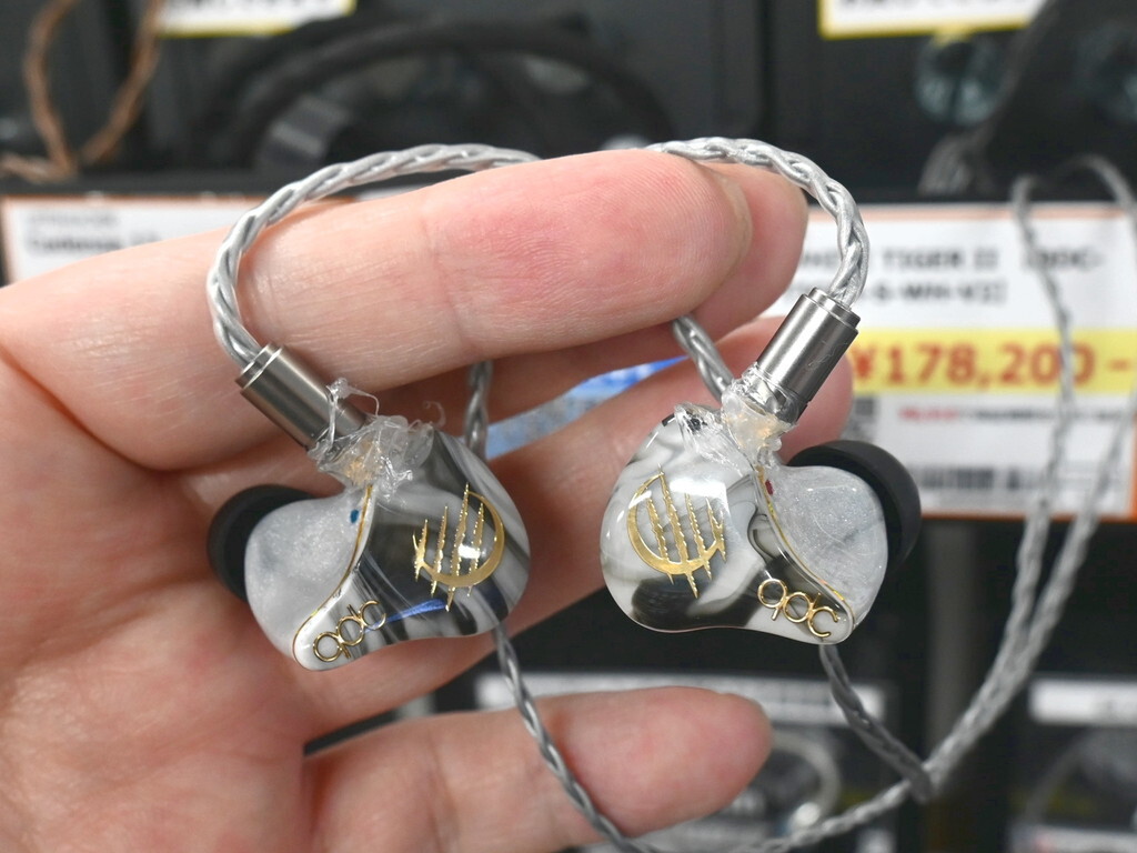 抜群のフィット感をもつハイブリッドイヤホン「WHITE TIGER II」は約18