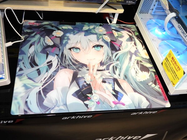 ASCII.jp：即完売となった初音ミクデザインのガラス製マウスパッドを