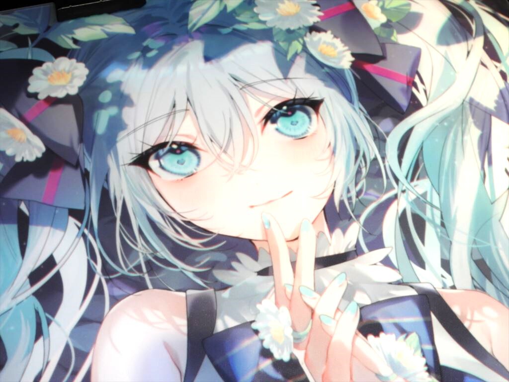 即完売となった初音ミクデザインのガラス製マウスパッドをアークで展示