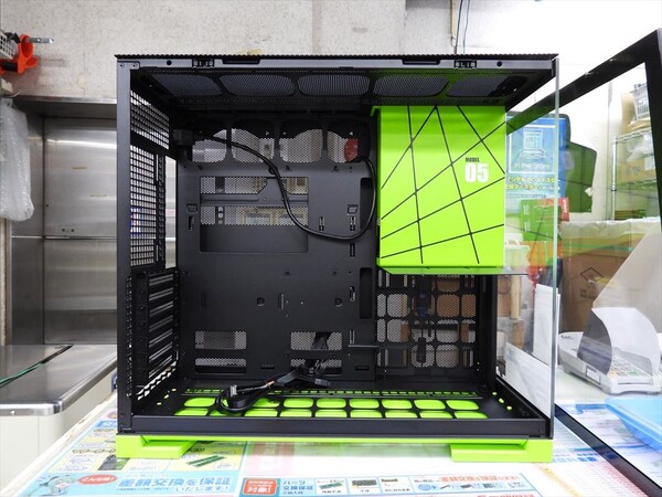 ASCII.jp：NVIDIAカラーもあるピラーレスケースがGeometric Futureから